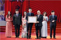 Thủ tướng Nguyễn Xuân Phúc dự Lễ kỷ niệm 90 năm Báo Lao động xuất bản số báo đầu tiên